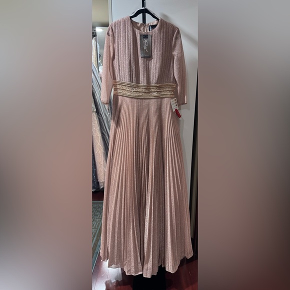 Shimmering pleated A line dress - Picture 5 of 9